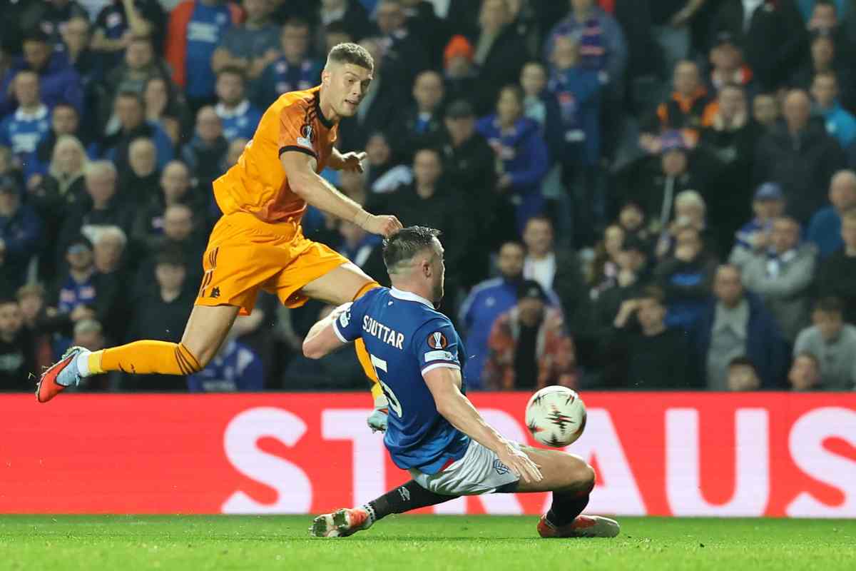 Artem Dovbyk durante una gara di Europa League con la Roma