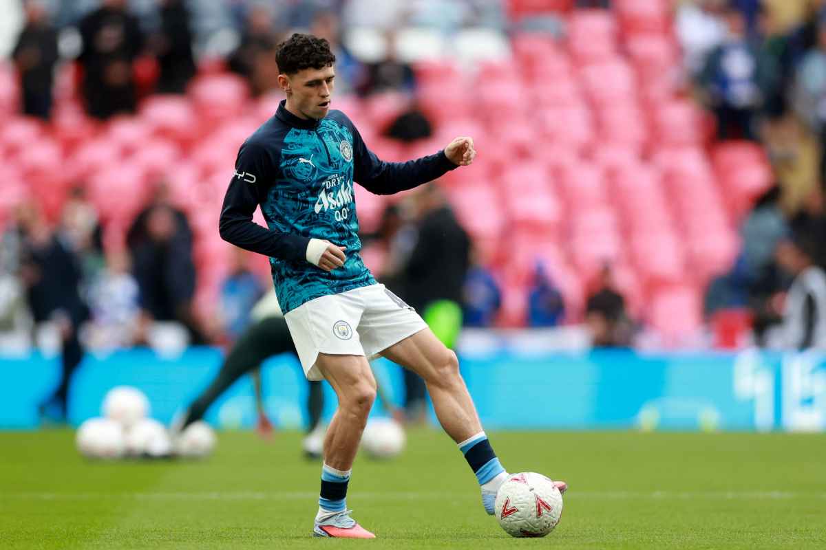 Phil Foden mentre si allena prima di una gara del City
