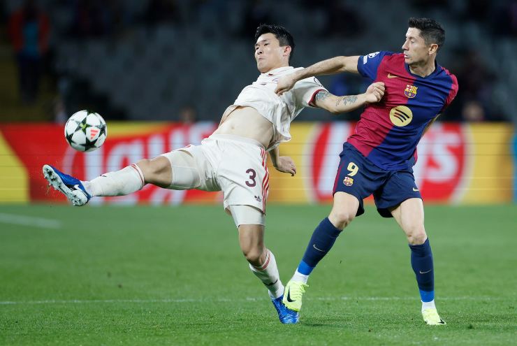 Kim Min Jae mentre cerca di contrastare un giocatore del Barcellona
