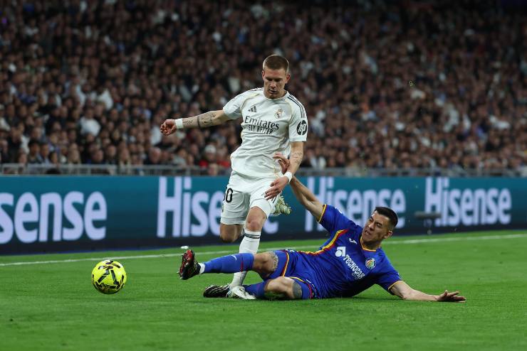 Mastantuono mentre salta un avversario con un dribbling secco