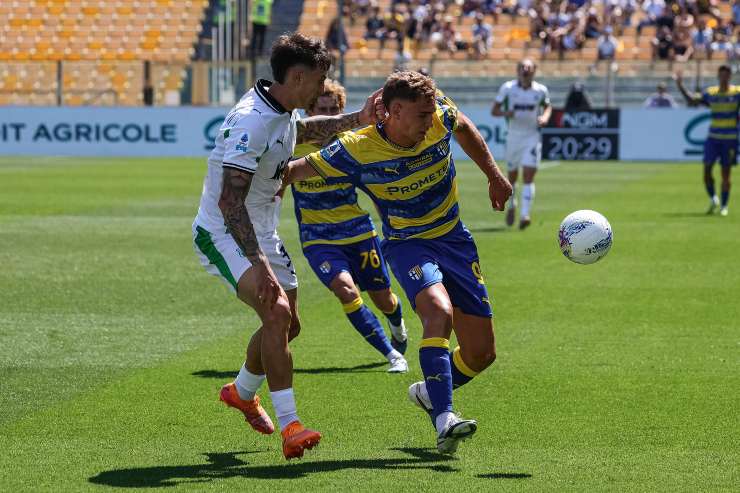 Pellegrino del Parma mentre tenta una sortita in area di rigore