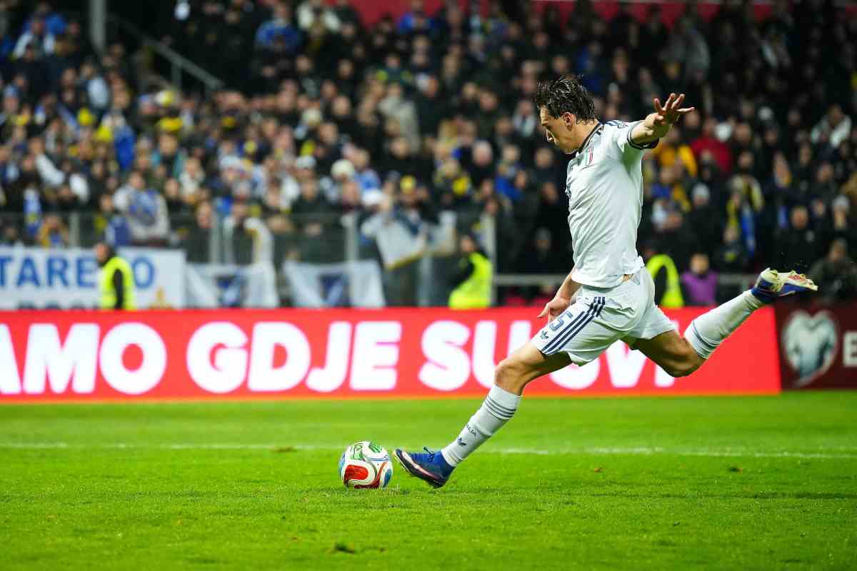 L'attaccante dell'Inter e della nazionale Pio Esposito poco prima di fare un tiro