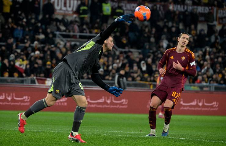 Il portiere della Roma mentre compie una parata