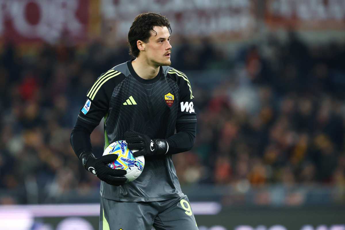 Svilar in un momento concitato della gara con la Roma