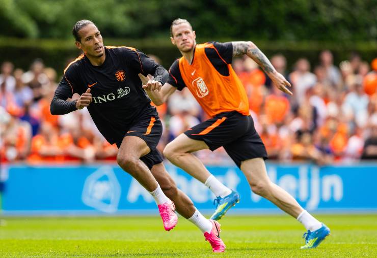 L'olandese van Dijk durante l'allenamento con l'Olanda