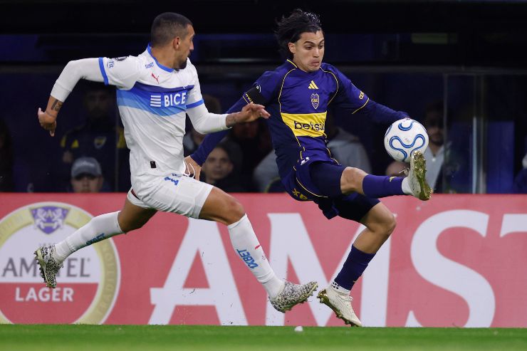 Ezequiel Zeballos del Boca Juniors mentre cerca di superare un avversario prima di entrare in area