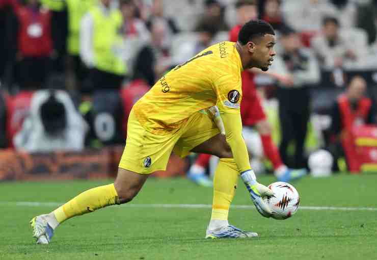Il portiere del Friburgo Atubolu mentre rilancia l'azione