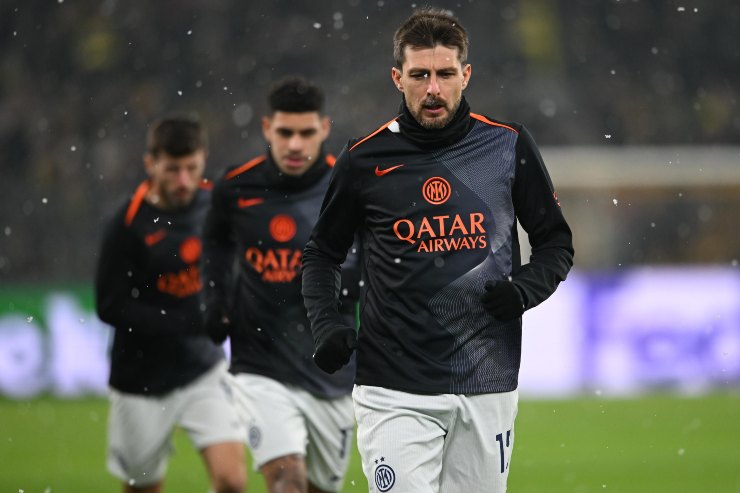Francesco Acerbi mentre si prepara prima di giocare una gara con l'Inter