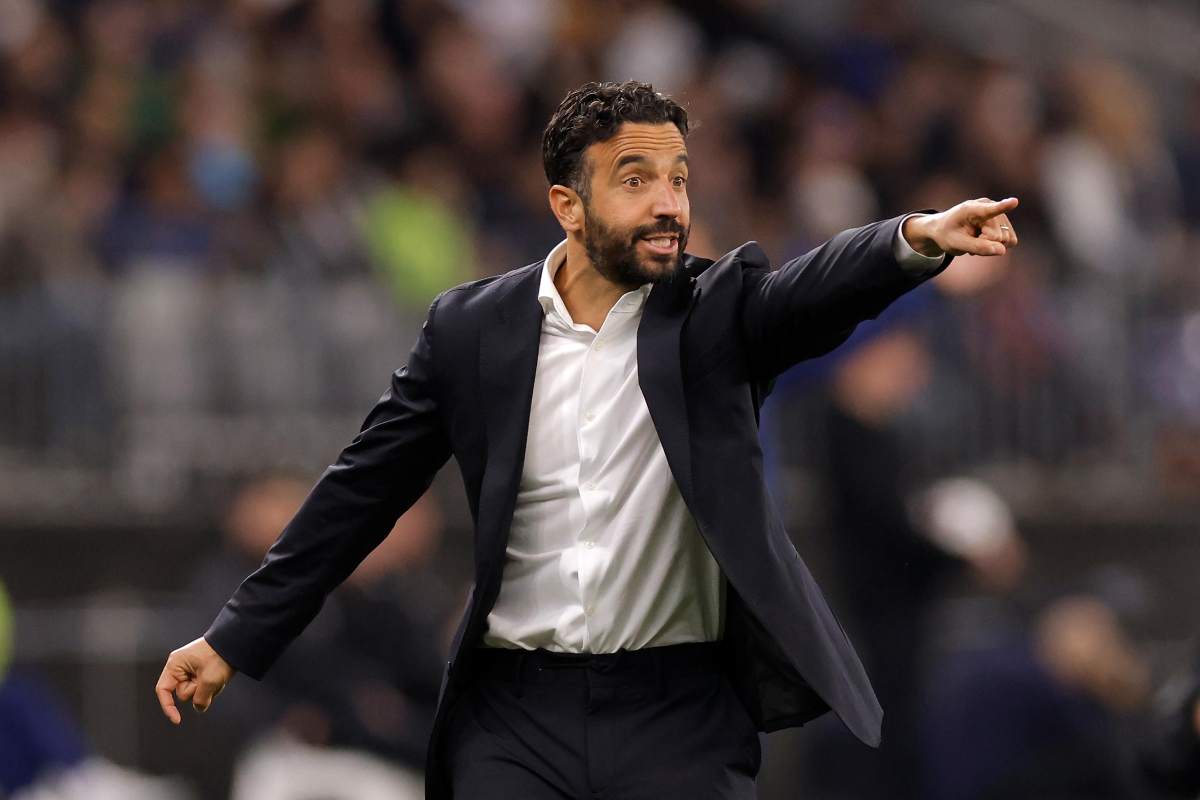 Il tecnico del Milan Amorim mentre prova a indicare la giusta direzione ai giocatori