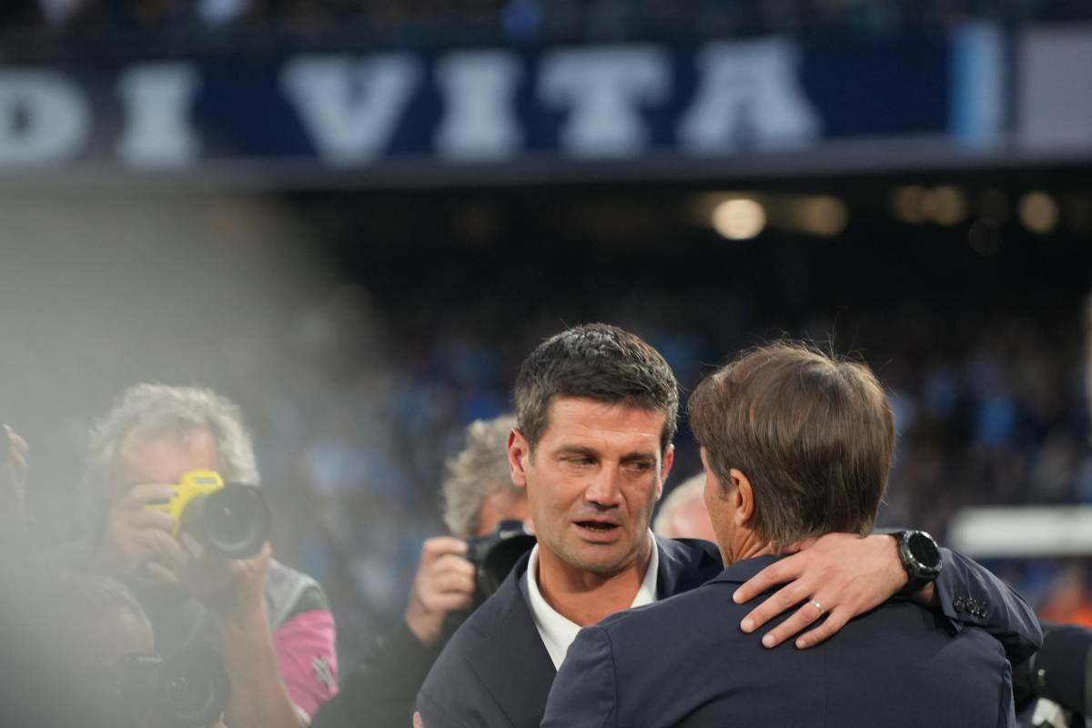 Il tecnuico dell'Inter Chivu mentre saluta Conte prima di un Inter-Napoli
