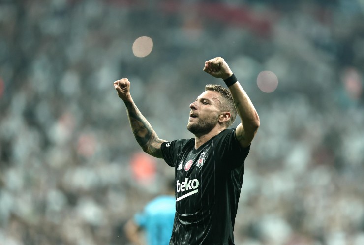 Ciro Immobile mentre saluta i tifosi del Besiktas