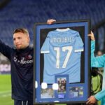 L'attaccante Ciro Immobile mentre saluta il pubblico della Lazio