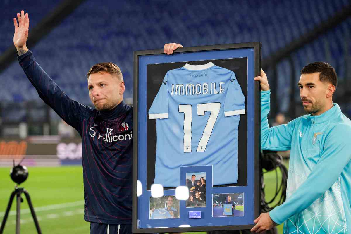 L'attaccante Ciro Immobile mentre saluta il pubblico della Lazio