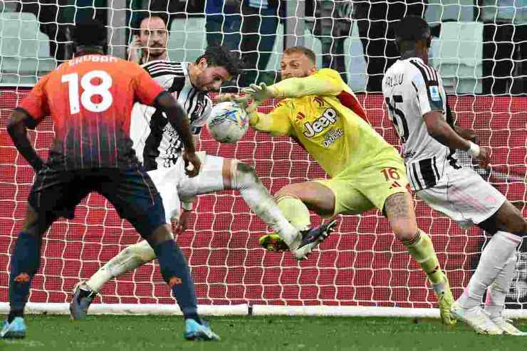Di Gregorio della Juve mentre compie una parata difficile