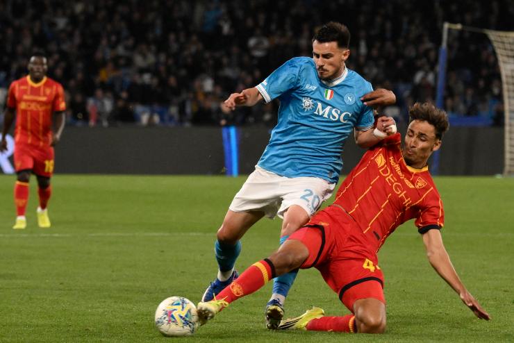Elmasi mentre fa un contrasto nella gara contro il Lecce