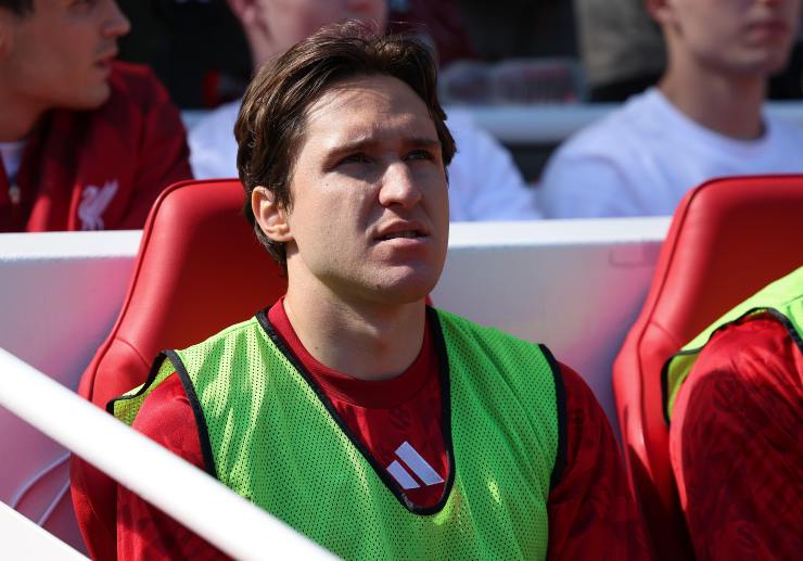 Enrico Chiesa mestamente in panchina a Liverpool