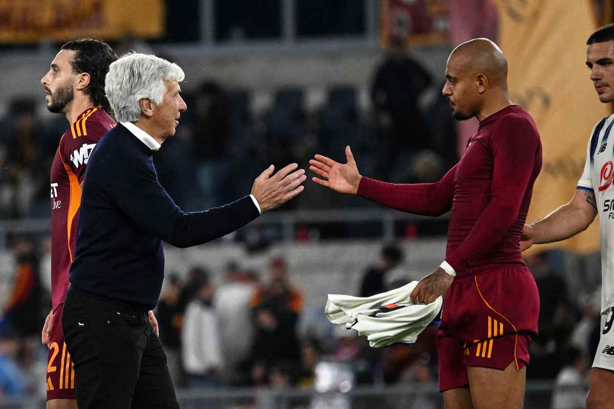Il tecnico della Roma Gasperini mentre saluta Malen