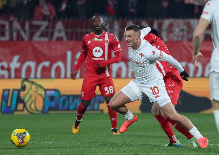 Gudmunsson della Fiorentina mentre cerca di liberarsi di una marcatura