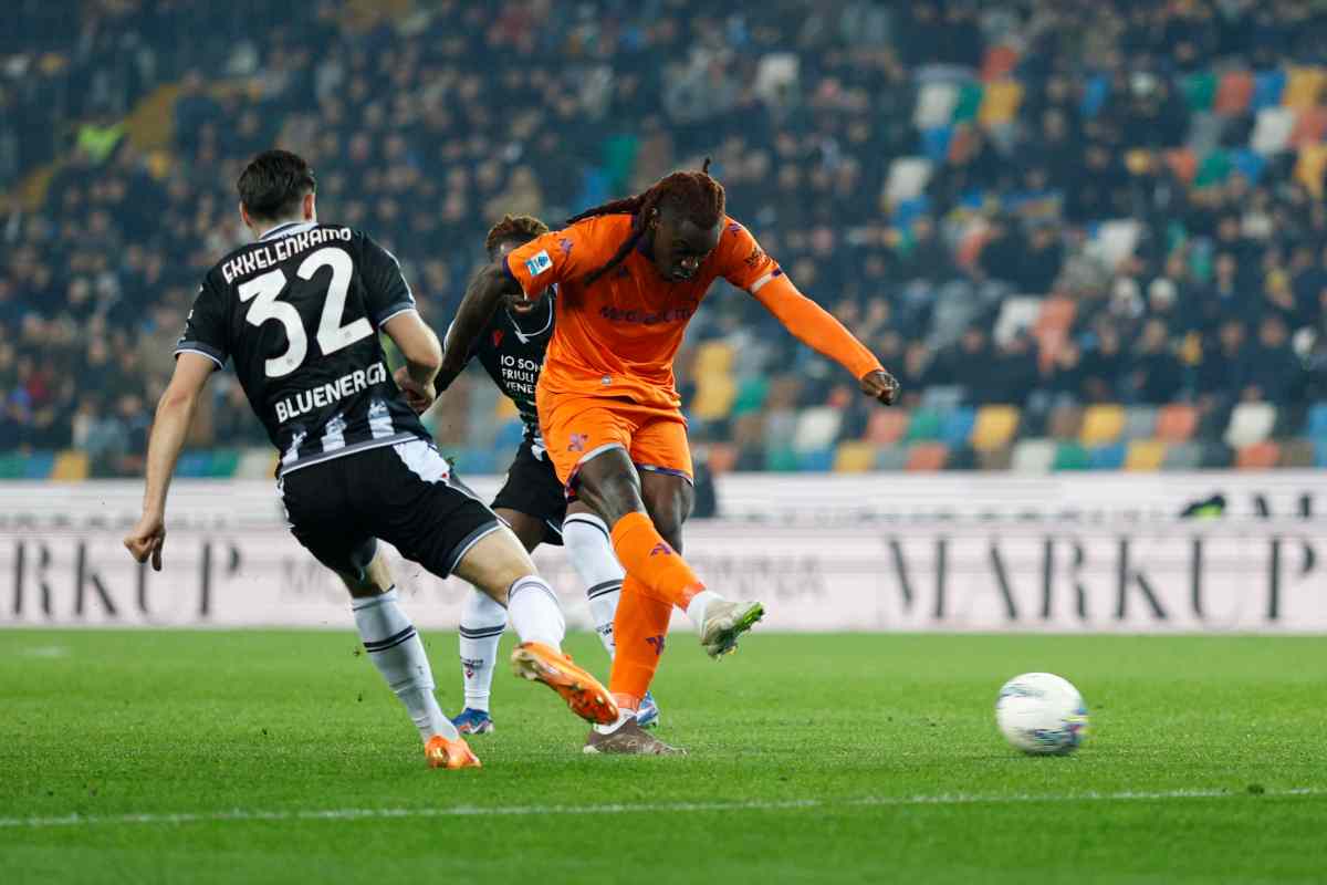 Moise Kean mentre tenta un tiro dalla distanza contro l'Inter