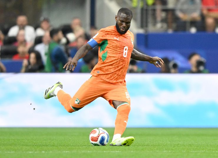 Kessie mentre tenta un cross