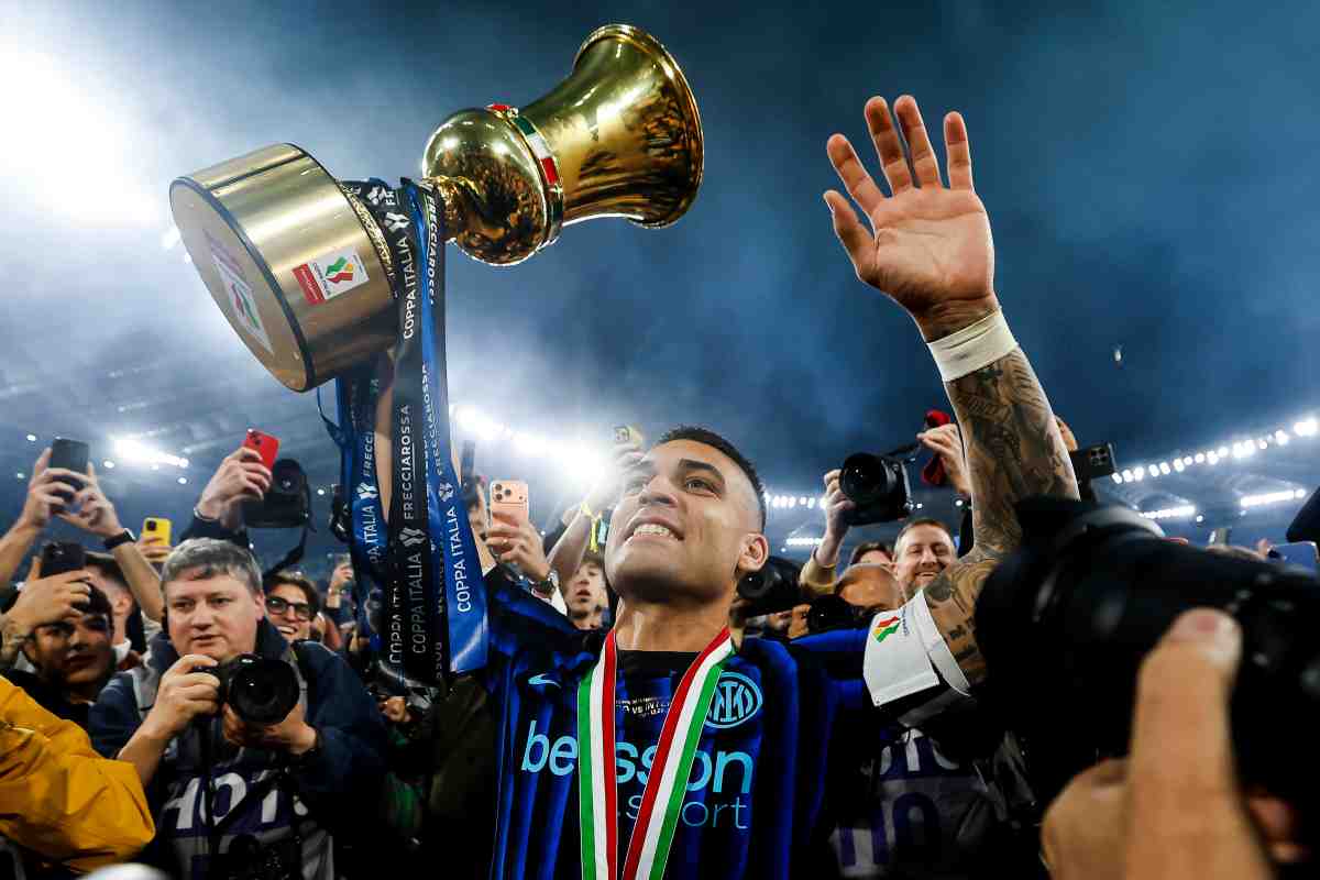 Lautaro Martinez che festeggia i trofei vinti con l'Inter
