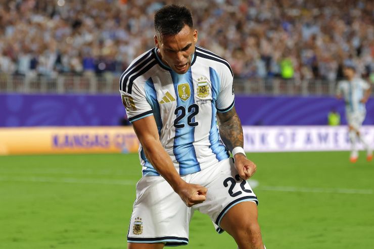 Lautaro Martinez che esulta dopo un gol segnato con l'Argentina