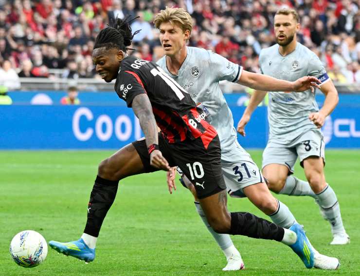 Rafa Leao mentre fa un dribbling in area