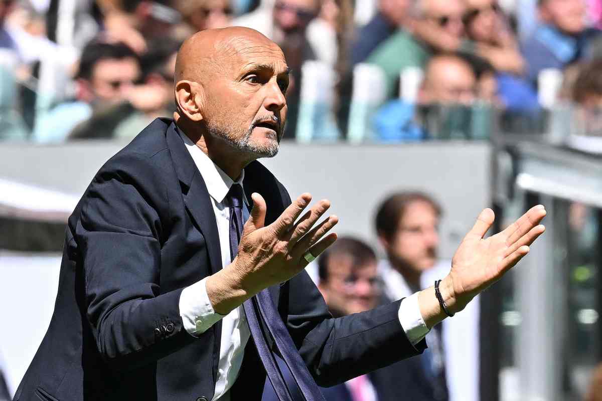 Luciano Spalletti mentre chiede ai suoi giocatori le indicazioni