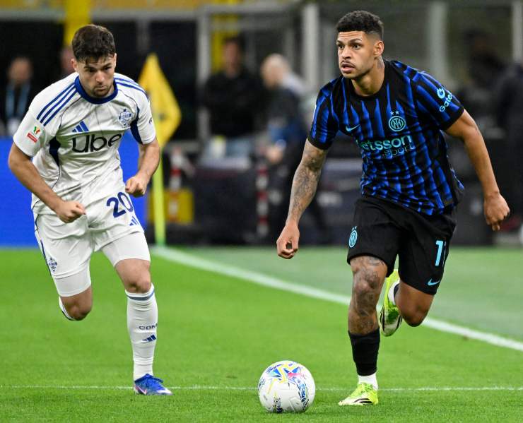 Luis Hentique mentre affonda sulla fascia con la maglia dell'Inter