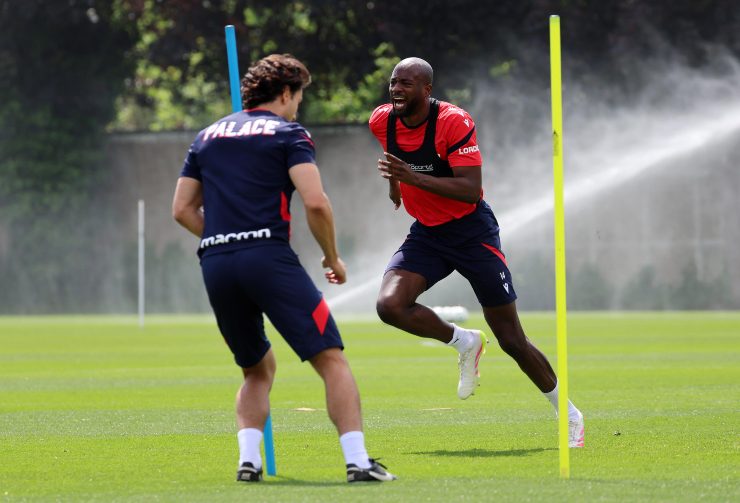 L'attaccante del Crystal Palace Mateta che si allena