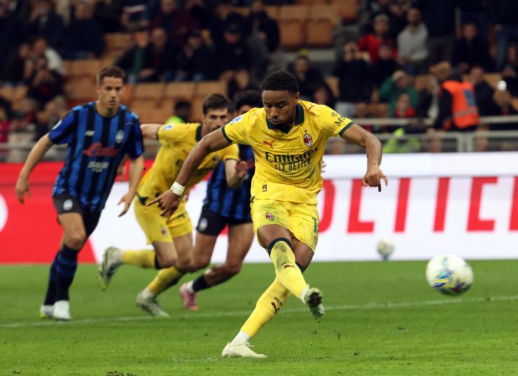 Il giocatore del Milan Nkunku mentre tira un rigore