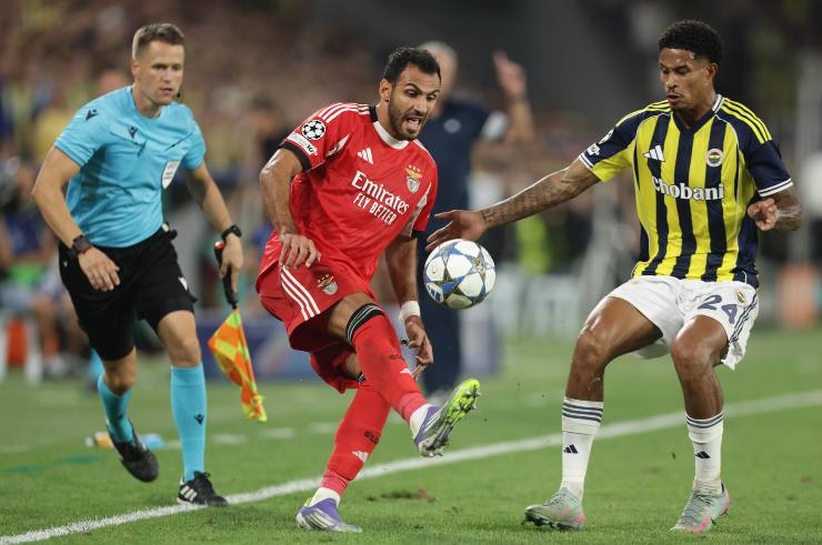 Il difensore Oosterwolde mentre gioca la Champions con il Fenerbaceh