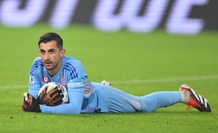 Mattia Perin dopo una parata mentre difende la porta della Juve