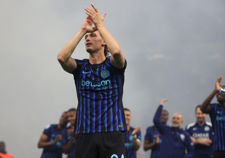 L'attaccante dell'Inter Pio Esposito mentre saluta il pubblico nerazzurro