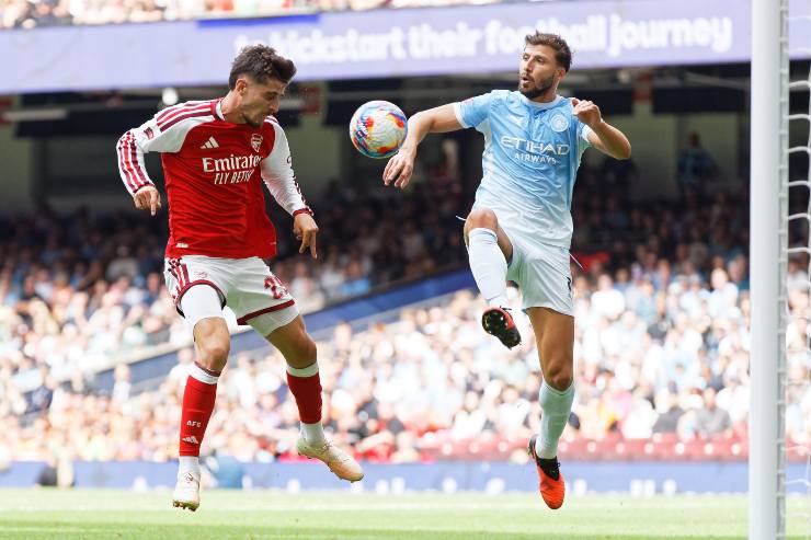 Ruben Dias del Manchester City mentre prova a difendere su ua giocata del calciatore dell'Arsenal