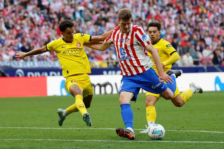 Il centravanti dell'Atletico Madrid Sorloth mentre tenta una conclusione