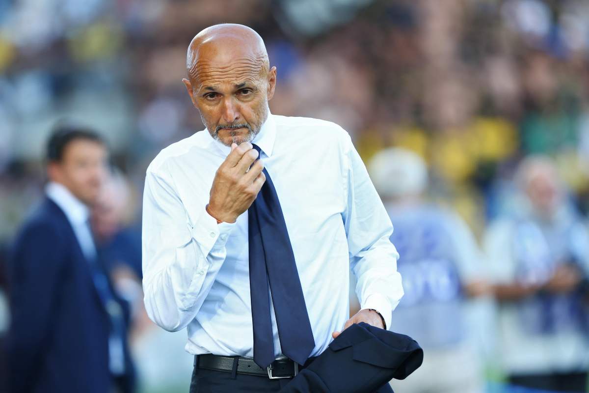 Luciano Spalletti mentre guarda i suoi giocatori a Frosinone