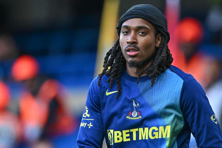 Il terzino del Tottenham Spence poco prima di una gara di Premier