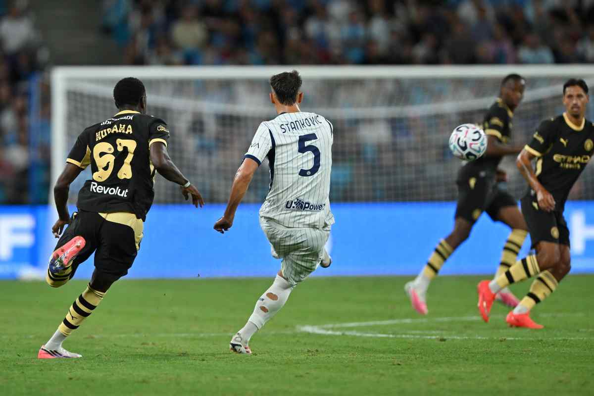 Stankovic mentre prova un tiro durante un'amichevole estiva dell'Inter