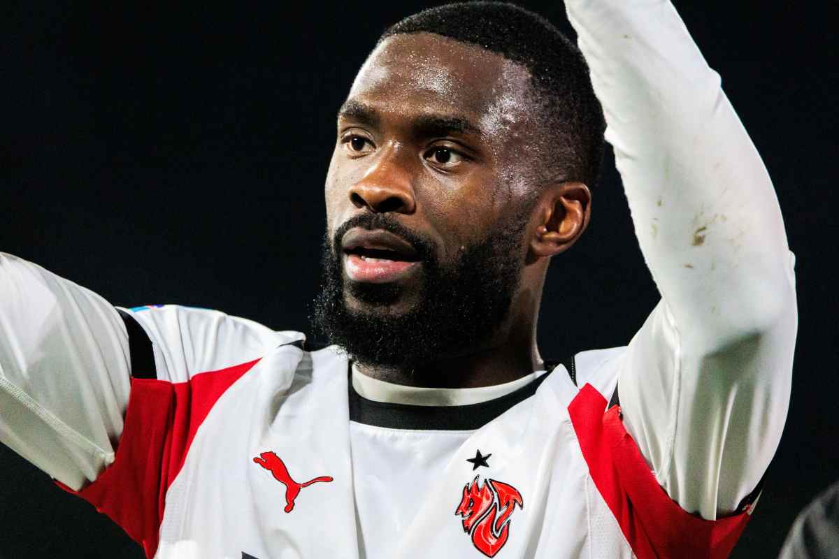 Tomori del Milan mentre saluta i tifosi rossoneri
