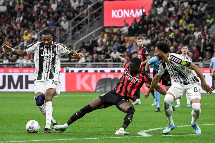 Tomori mentre tenta un contrasto