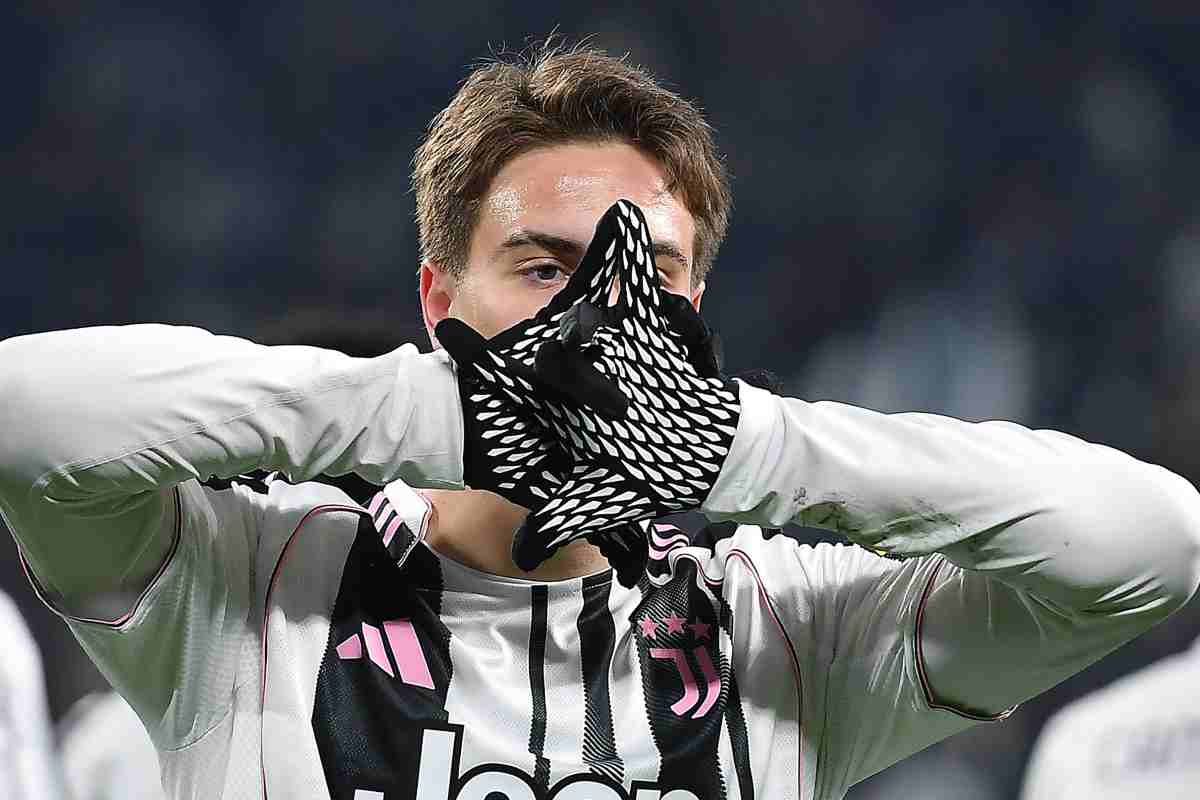 Kenan Yildiz mentre sulta dopo un gol con la Juve