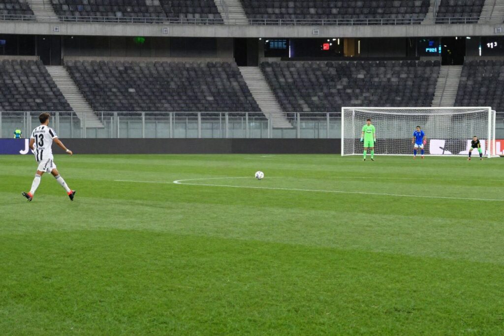 Intervento riuscito per Grabara, portiere della Juventus