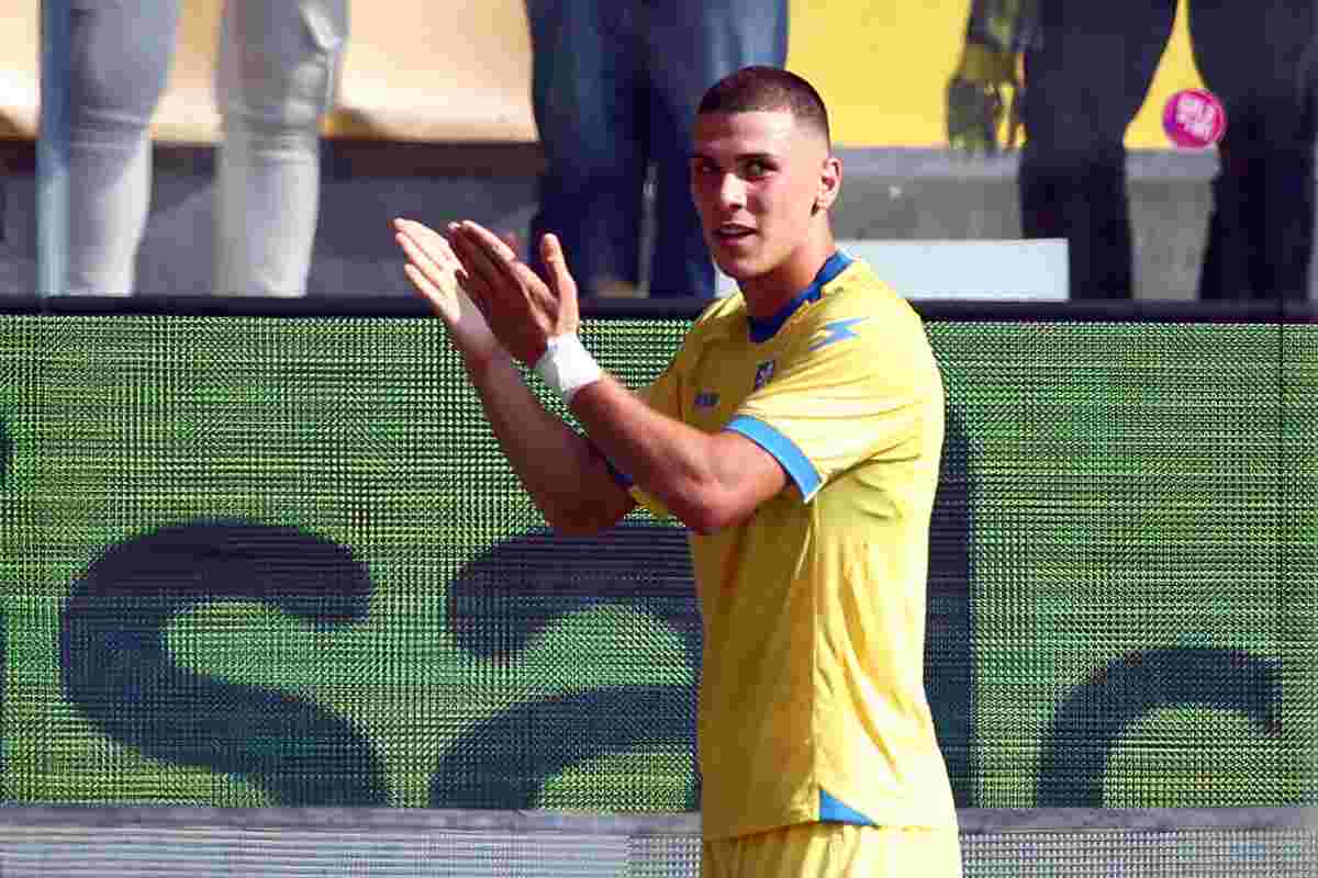 L'esterno d'attacco del Frosinone Kvernadze dopo la rete al Como