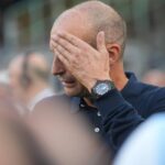 Max Allegri mentre è alle prese con un problema