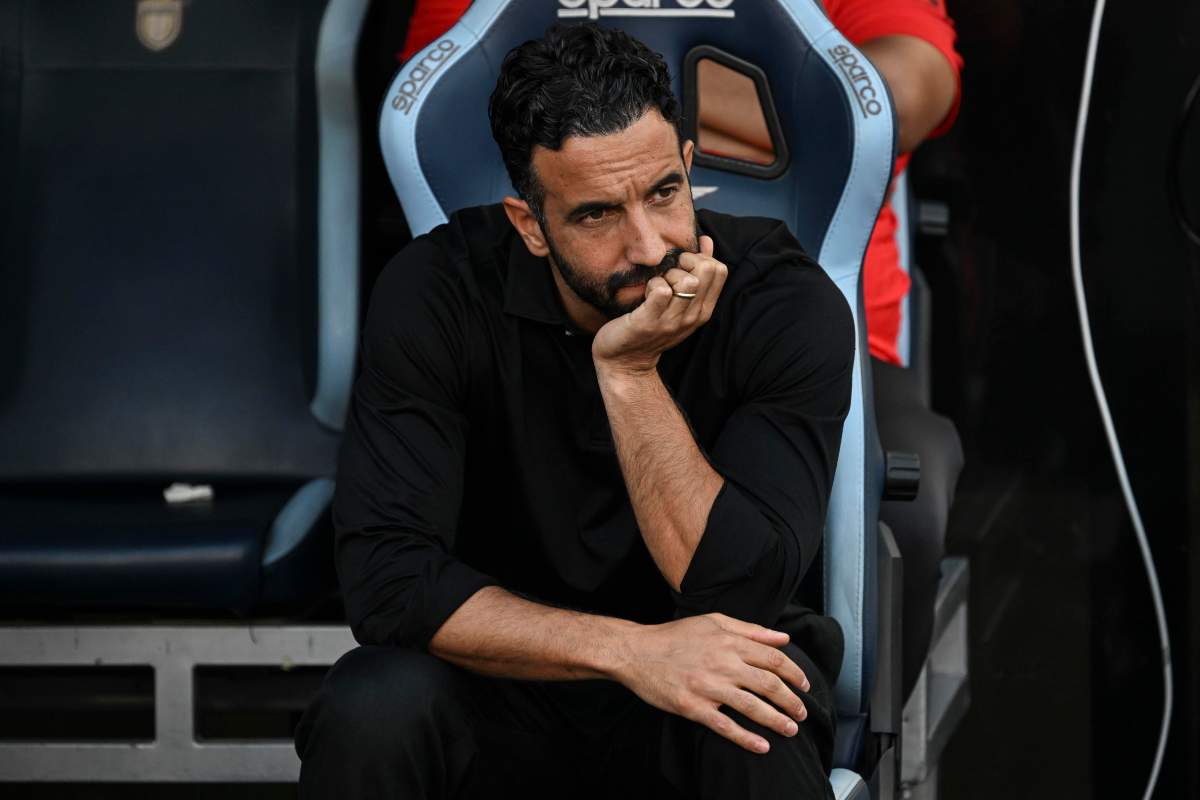 Il tecnico del Milan Amorim pensieroso durante la gara con la Lazio