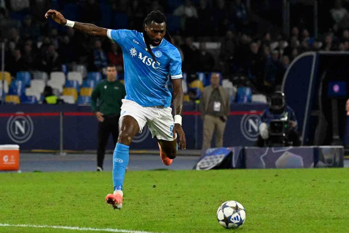 Il centrocampista del Napoli Anguissa menre tenta una conclusione