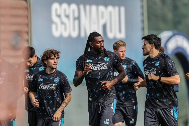 Anguisa durante una fase dell'allenamento col Napoli