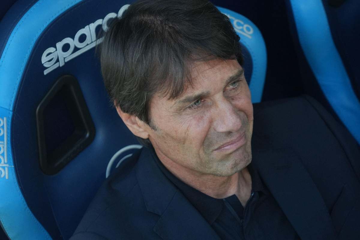 Antonio Conte mentre attende in panchina l'inizio della gara del Napoli