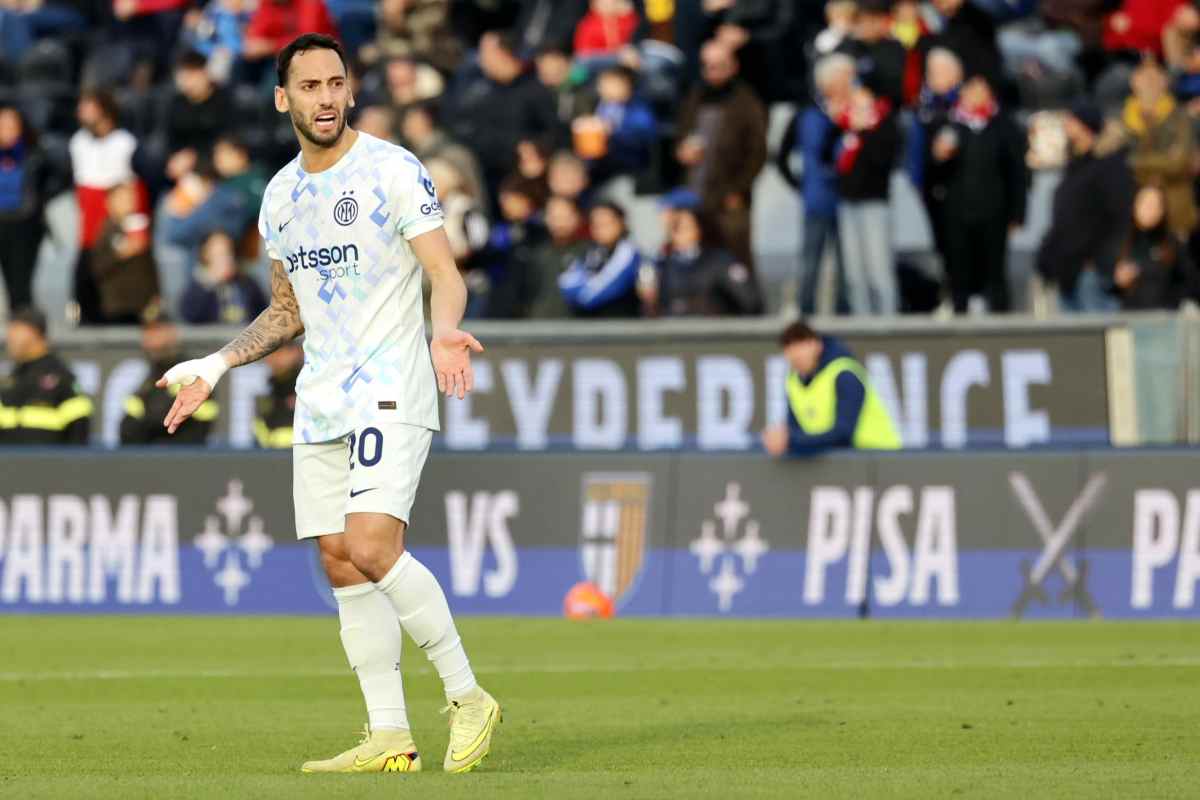 Il fantasista dell'Inter Calhanoglu durante una gara